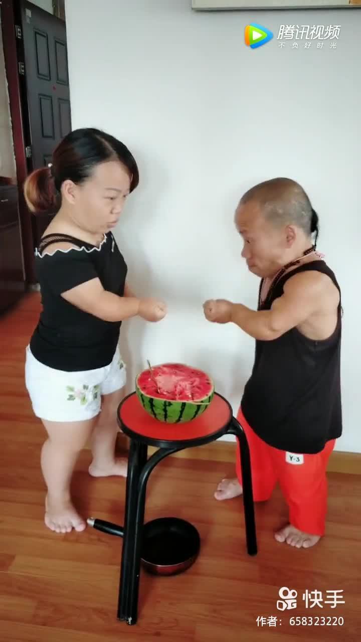 青岛网红夫妇吃瓜,揭秘幕后真相与网友热议